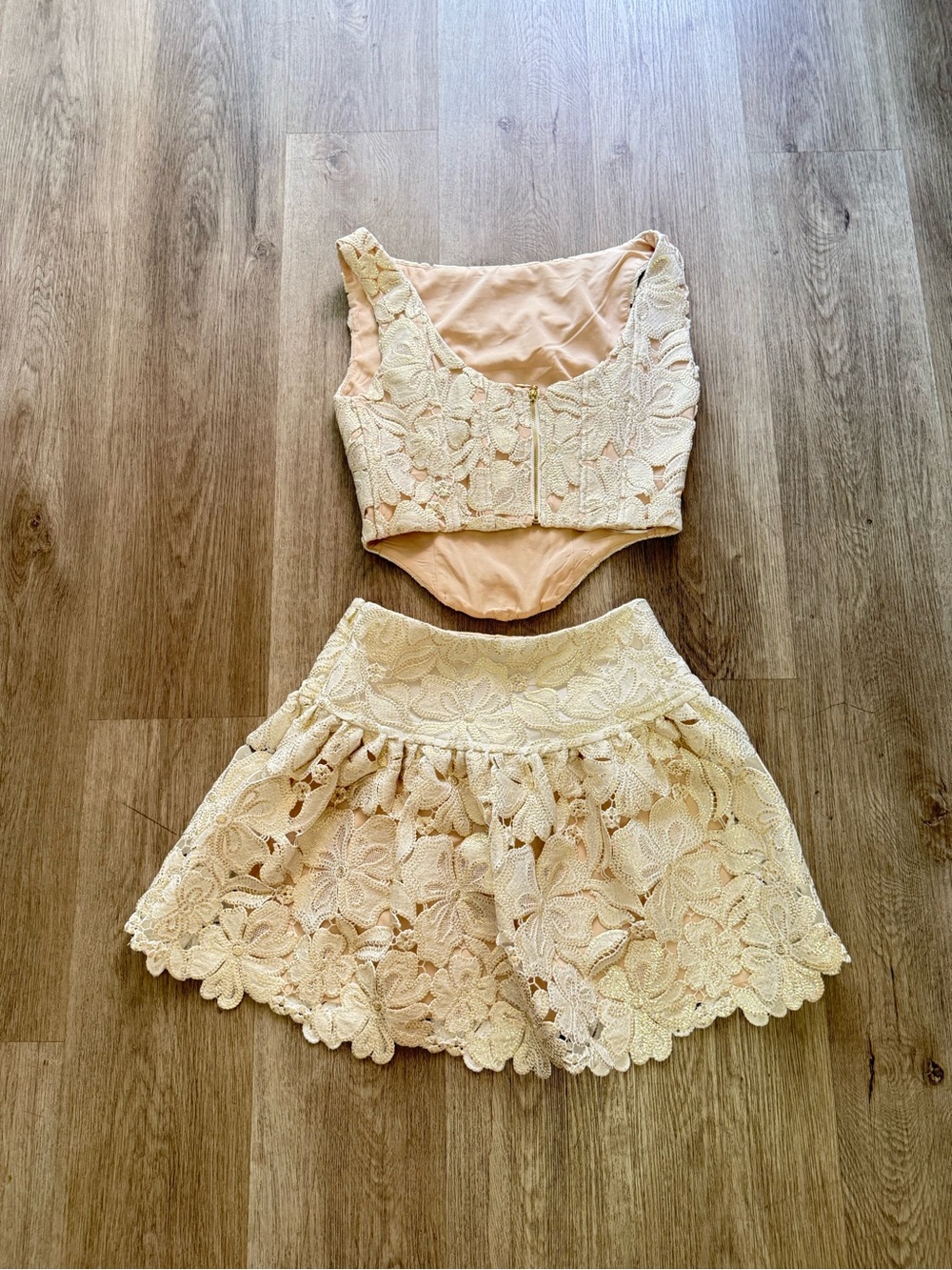 elliatt nicoletta gold foil floral lace corset top + mini skirt set size small - Picture 11 of 14